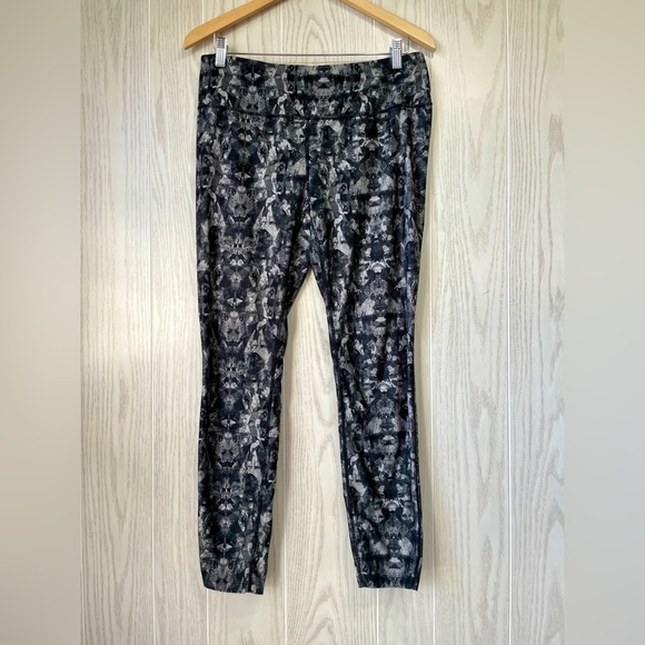 Eddie Bauer Women's L Jogger Pants Black/Gray Camo Stretch leggings EUC - Picture 3 of 3